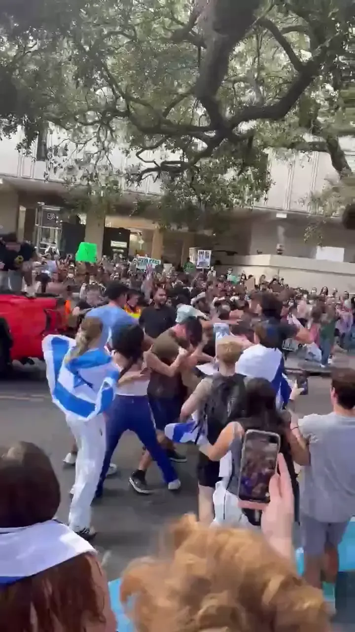 Abraham Quraan Takes His Belt Off at Pro Israel Rally Tulane University New Orleans Louisiana Twitter_#18