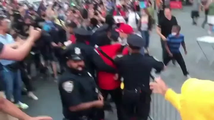 Violent_Protest_in_Times_Square_Instagram_20_May_2021_Gill_participates_in_Violent_brawl_in_Times_Square_I4pdK1.mp4_#73