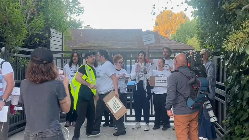 Protest Outside Vp Kamala Harris Los Angeles Home 2